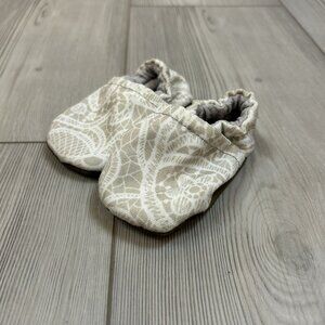 Cabooties Size 2 / 0-6 Months Printed Leather Bottom Baby Shoes White & Beige